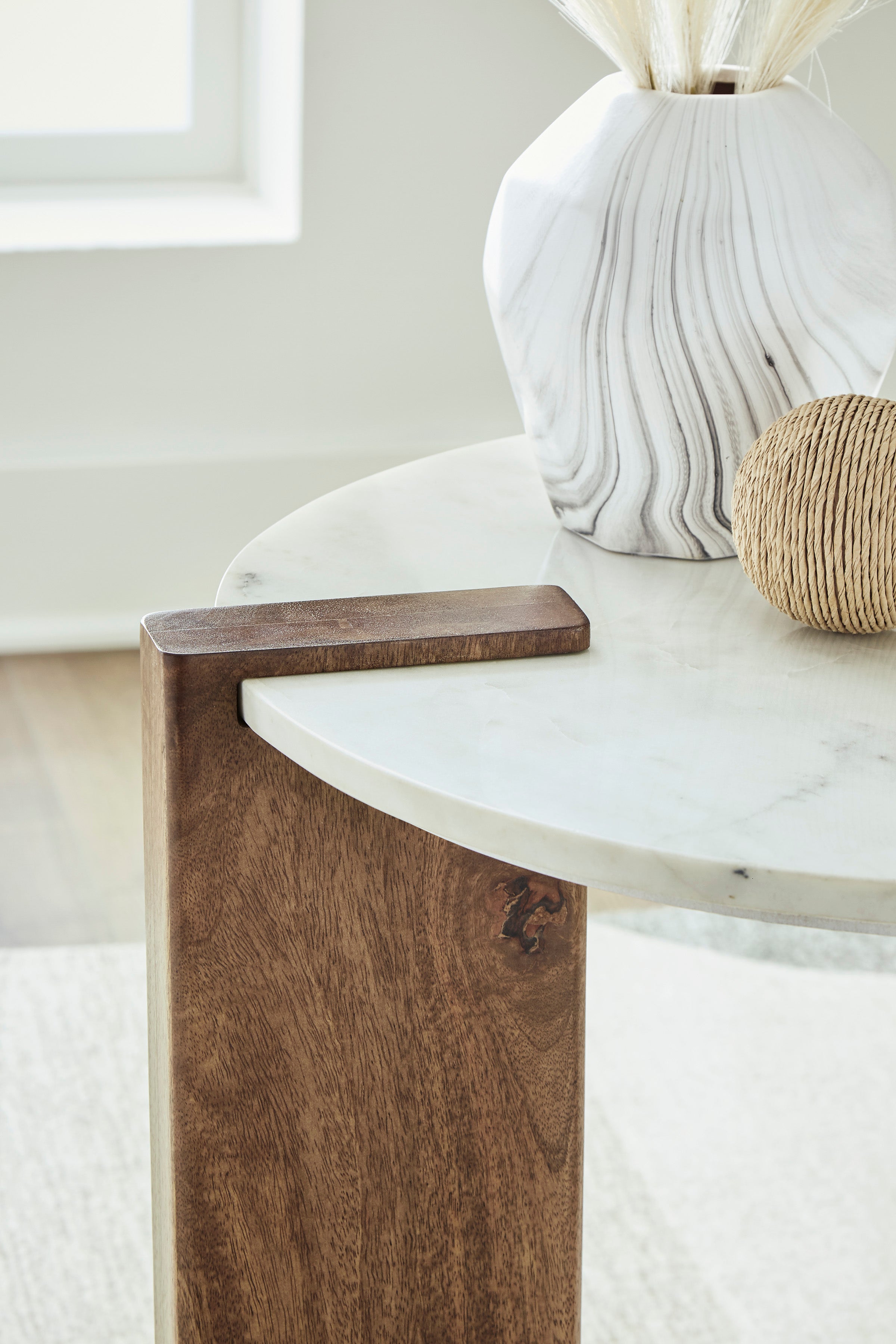 Isanti Coffee Table Set